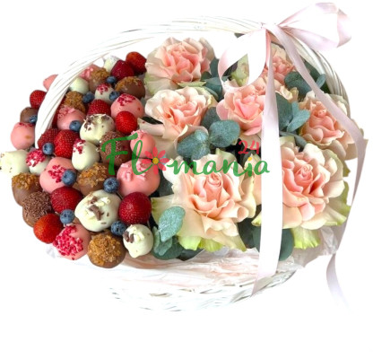 Корзинка с 7 французскими розами и клубникой в шоколаде La fraise